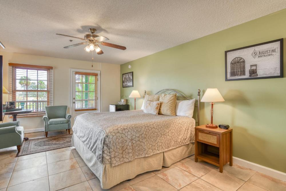 Superior King Room with Balcony interior